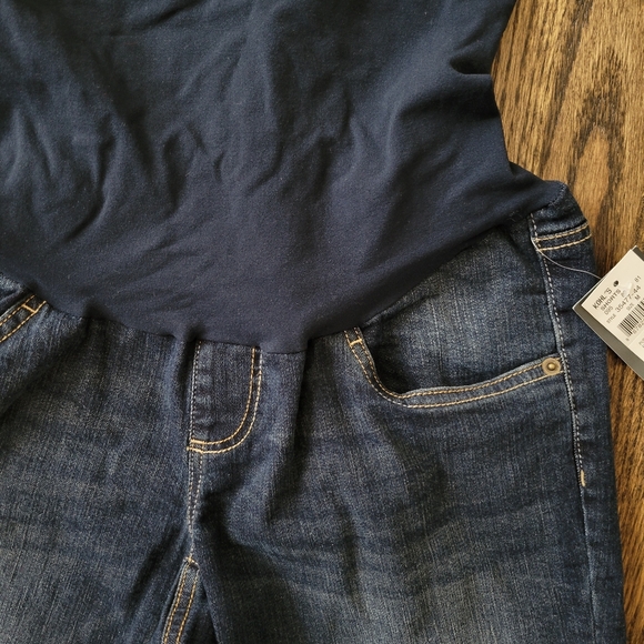 NWT Maternity Medium Oh Baby by Motherhood Secret Fit Belly Bermuda Jean Shorts - Picture 2 of 11